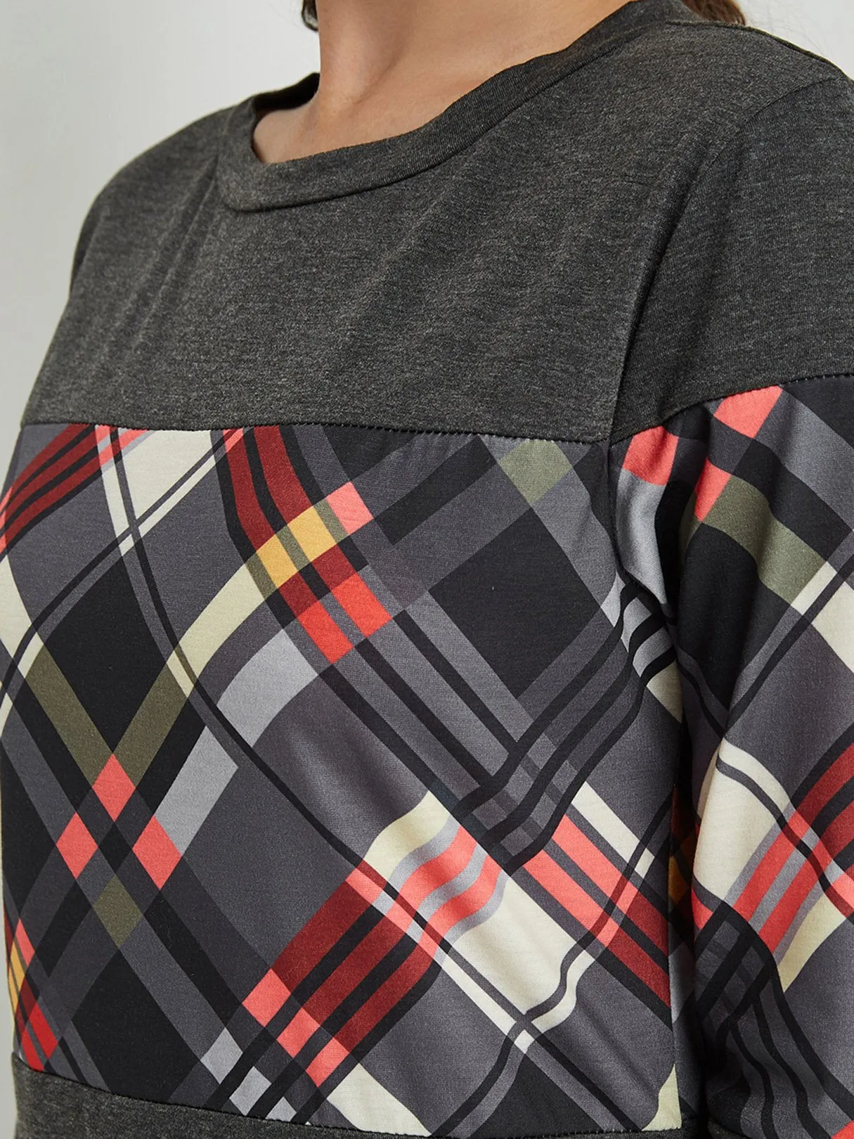 Custom Round Neck Grid Long Sleeve Curved Hem T-Shirts